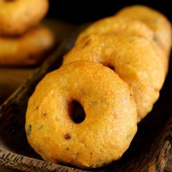 મેંદુ વડા બનાવવાની રેસીપી - medu vada banavani rit - medu vada recipe in gujarati - મેંદુવડા બનાવવાની રીત