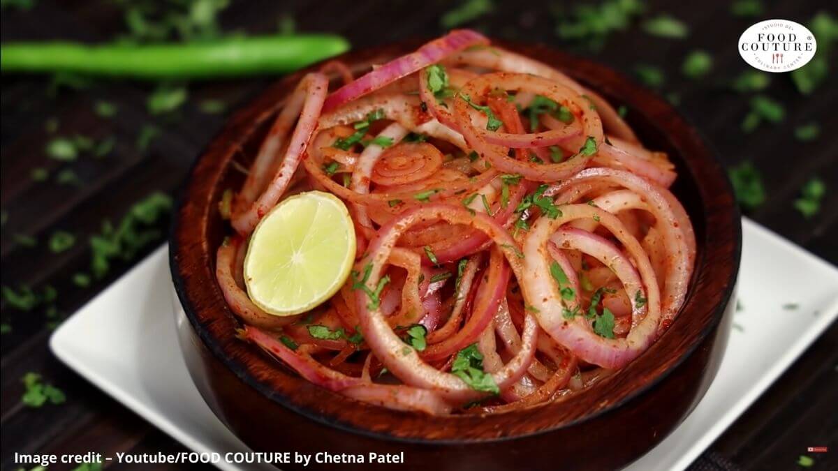 ઓનીયન લચ્છા સલાડ બનાવવાની રીત - Laccha Onion Salad recipe in Gujarati