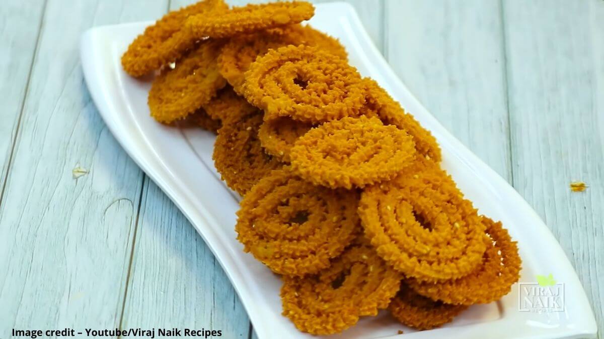 chakli recipe in gujarati - chakri banavani rit - rice chakli recipe in gujarati - ચકરી બનાવવાની રીત - ચકરી બનાવવાની રેસીપી - chokha na lot ni chakri banavani rit recipe