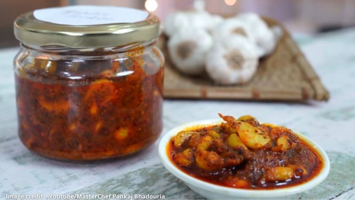 લસણ નું અથાણું બનાવવાની રીત - lasan nu athanu banavani rit - lasan nu athanu recipe in gujarati - garlic pickle recipe in gujarati