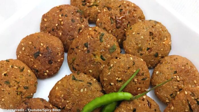 bajri na vada banavani rit - બાજરીના વડા બનાવવાની રીત - બાજરી ના લોટ ના વડા બનાવવાની રીત - bajri na lot na vada recipe in gujarati - bajri na lot na vada ni recipe - બાજરી ના વડા બનાવવાની રીત