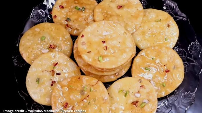 મીઠી મઠરી બનાવવાની રીત - mithi mathri banavani rit - meethi mathri banavani rit - gujarati sweet mathri recipe - meethi mathri recipe in gujarati - mithi mathri - meethi mathri - meethi mathri recipe - મીઠી મઠરી