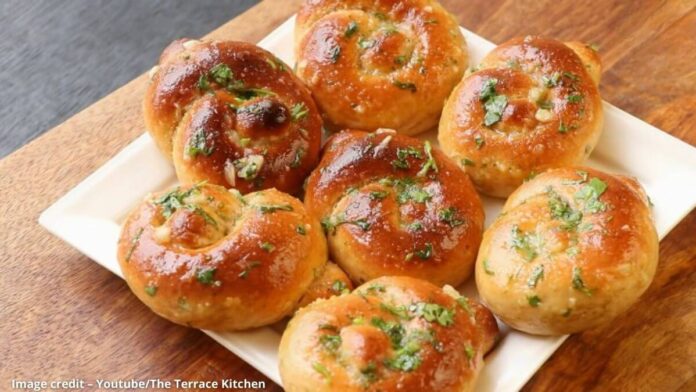 ઘઉંના લોટની ગાર્લિક નોટ્સ બનાવવાની રીત - Ghau na lot ni garlic knots banavani rit - Wheat garlic knots recipe in gujarati