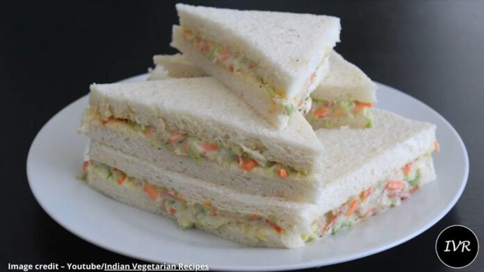 વેજ માયોનીઝ સેન્ડવીચ બનાવવાની રીત - veg mayonnaise sandwich - veg mayonnaise sandwich banavani rit - veg mayonnaise sandwich recipe in gujarati - વેજ માયો સેન્ડવીચ બનાવવાની રીત