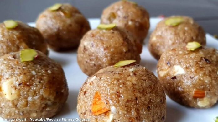 બચેલી રોટલી ના લાડુ - bacheli rotli na ladu - bacheli rotli na ladoo recipe in gujarati - બચેલી રોટલી ના લાડુ બનાવવાની રીત - bacheli rotli na ladu banavani rit