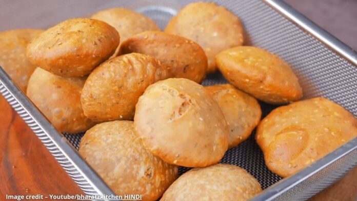 પૌવા સ્ટફિંગ ઘઉંની કચોરી - Pauva stuffing ghau ni kachori - પૌવા સ્ટફિંગ ઘઉંની કચોરી ની રેસીપી - Pauva stuffing ghau ni kachori ni recipe