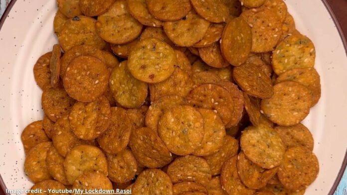 મગ દાળ ની મઠરી - moong dal mathri - moong dal mathri recipe in gujarati - મગ દાળ ની મઠરી બનાવવાની રીત
