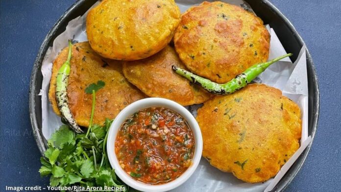 મકાઈ અને ઘઉં ના લોટ ની પૂરી સાથે ટમેટા ની ચટણી - Makai ane ghau na lot ni puri sathe tameta ni chutni