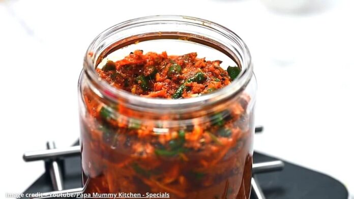 લીલી હળદર, મરચા, આદુ અને લસણ નું અથાણું - Lili haldar marcha aadu ane lasan nu athanu