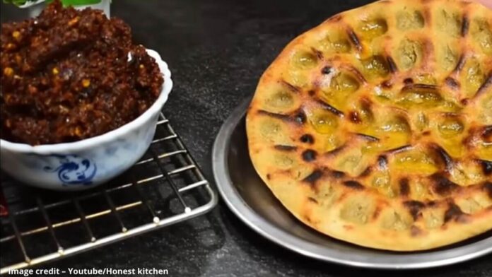 Khoba roti ane amchuri lasuni chatni - ખોબા રોટી અને આમચૂરી લસુની ચટણી